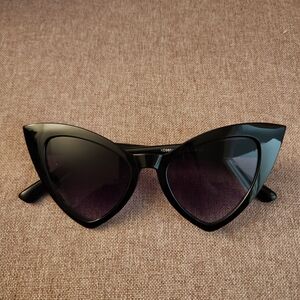 Retro Black Cat-Eye Sunglasses